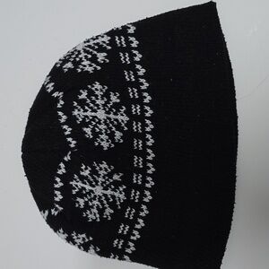 🦋 Black and White Snowflake Beanie